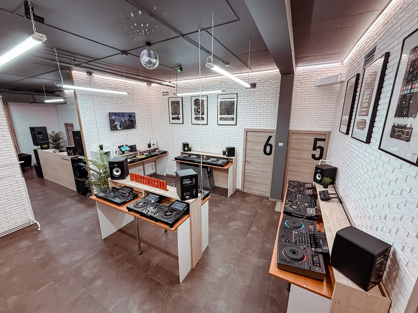Тренинг-зал Pioneer DJ School с профессиональным DJ-оборудованием