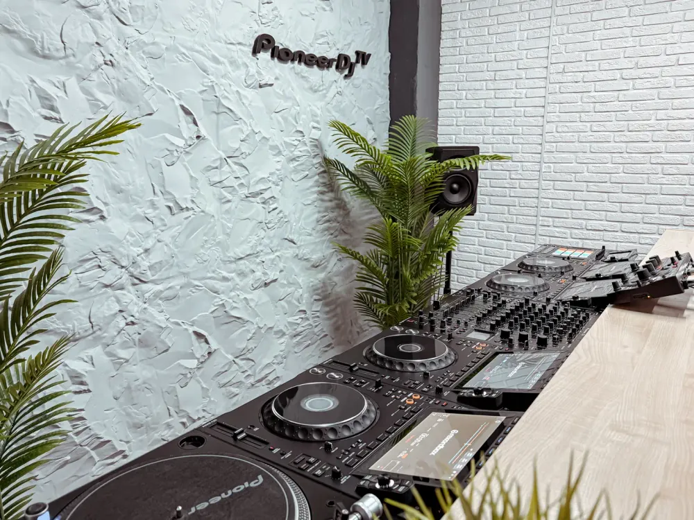 Студия для записи промо-видео с профессиональным DJ-сетапом