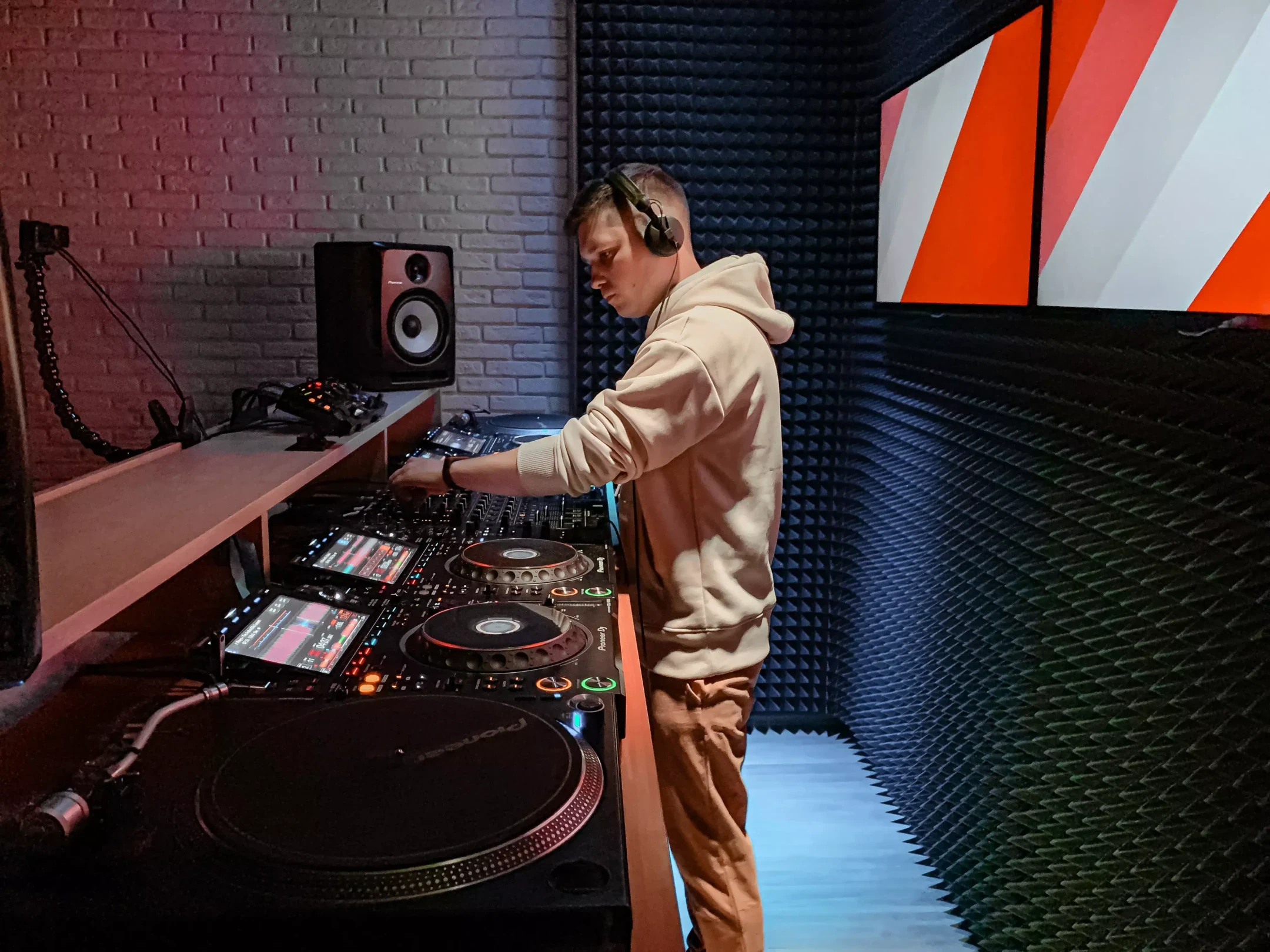 Ученики Pioneer DJ School занимаются вместе